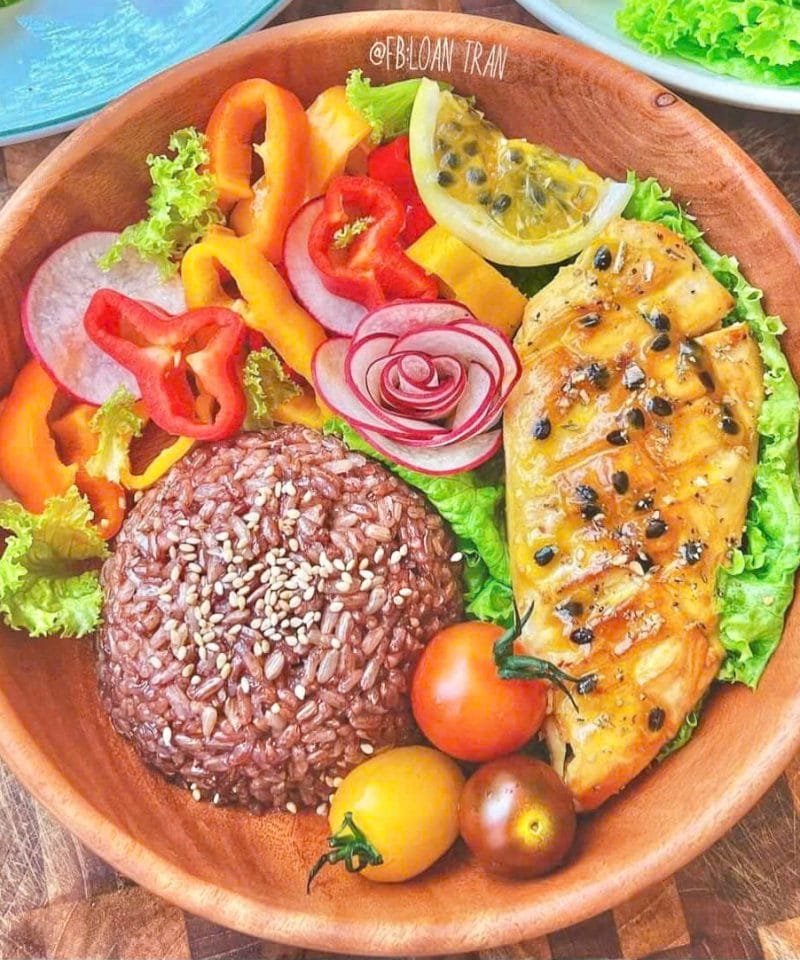 Thứ 5: Cơm gạo lứt + gà sốt chanh dây
