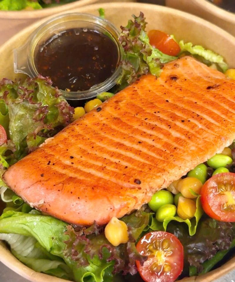 Thứ 5: Salad ngũ cốc với cá hồi