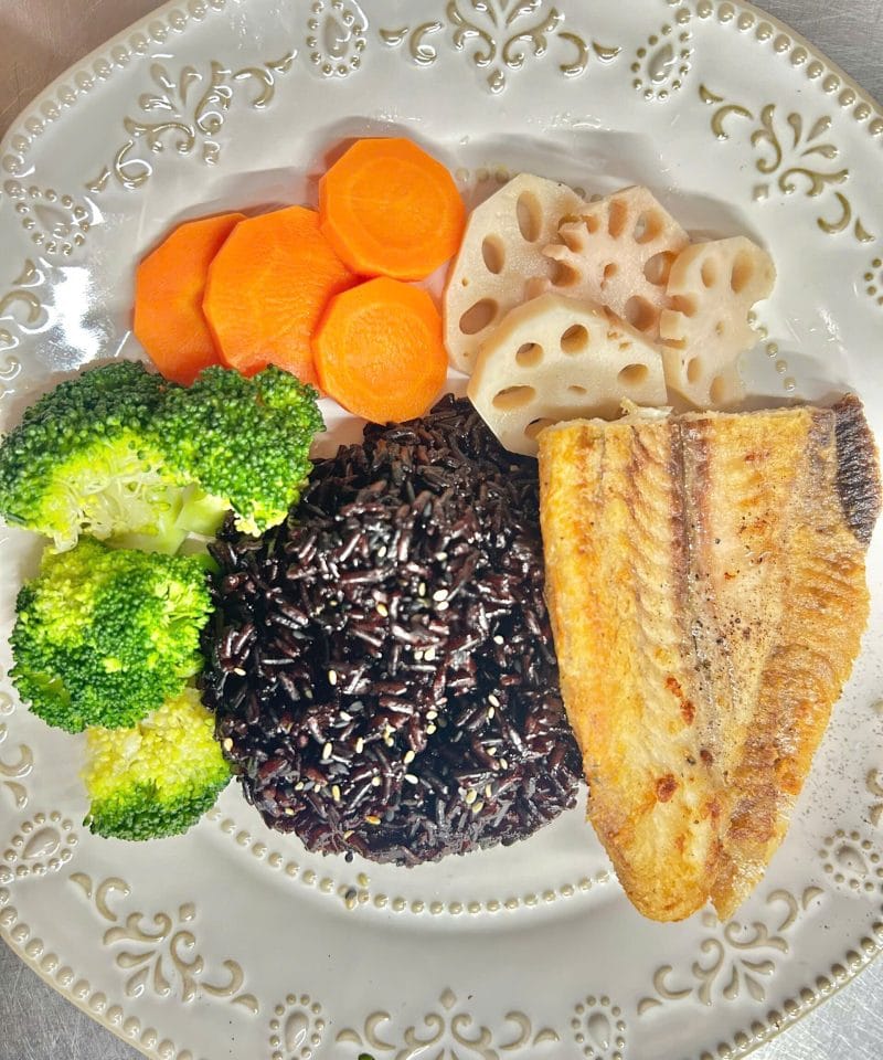 Thứ 6: gạo lứt cá áp chảo