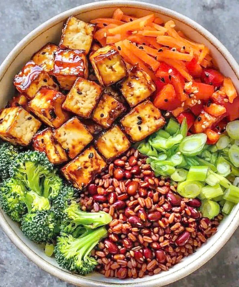 Cơm gạo lứt đậu hũ sốt mè rang
